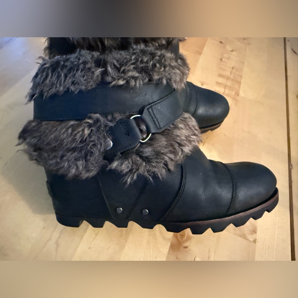 Sorel Black Wedge Ankle Boots size 7